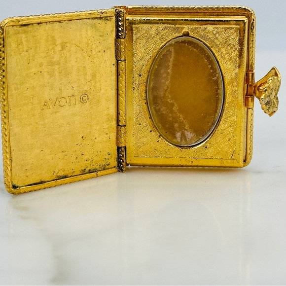 Vintage 1971 Avon Memory Book Solid Perfume Compact Scroll Vanity Collectible - Picture 7 of 12